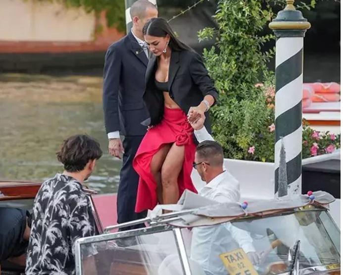 Demet Özdemirin Venedik Film Festivali kombini Eteğinin fiyatı dudak uçuklattı