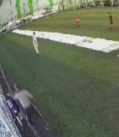 Böyle antrenör olmaz olsun Oğluna faul yapan öğrenciyi dövdü
