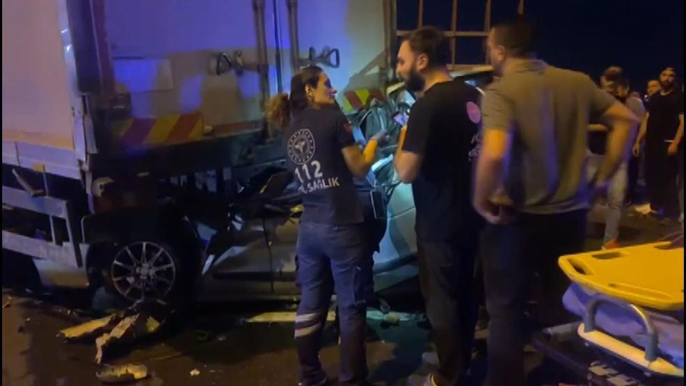 TEM Otoyolu'nda 3 aracın karıştığı kaza! 4 çocuk hayatını kaybetti