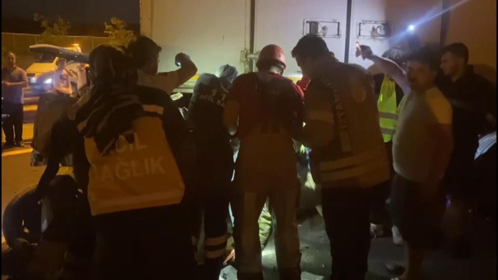 TEM Otoyolu'nda 3 aracın karıştığı kaza! 4 çocuk hayatını kaybetti