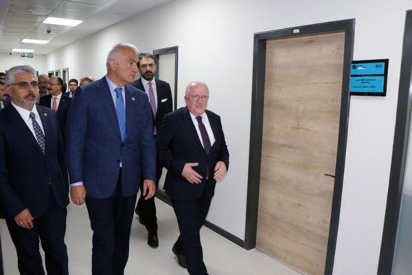 Bakan Ersoy, Kızılırmak Deltası Kuş Cennetini gezdi