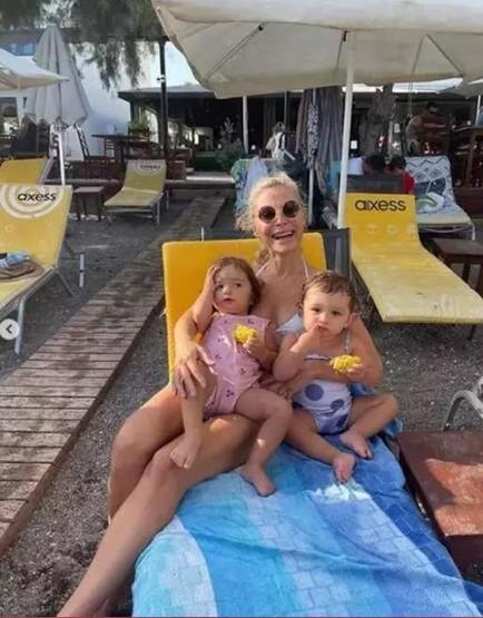 Seray Severden ikiz kızlarıyla poz