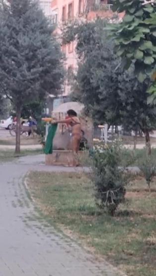 Madde bağımlısı kadın paktaki çeşmede iç çamaşırlarıyla banyo yaptı