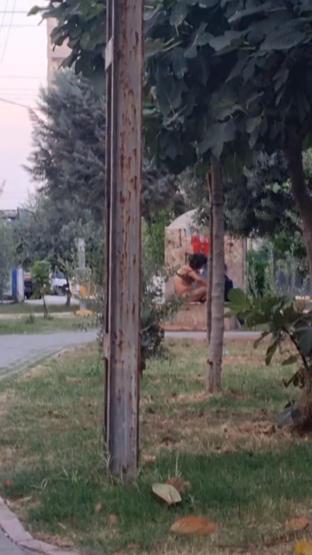 Madde bağımlısı kadın paktaki çeşmede iç çamaşırlarıyla banyo yaptı