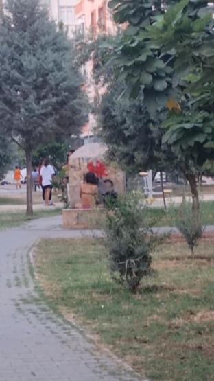 Madde bağımlısı kadın paktaki çeşmede iç çamaşırlarıyla banyo yaptı