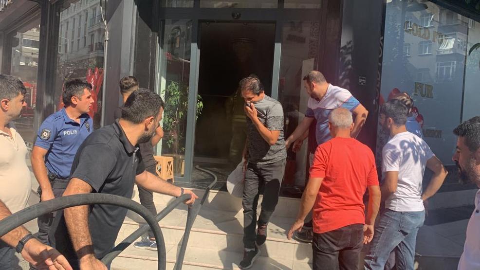 Zeytinburnu'nda tekstil atölyesinde yangın: Mahsur kalanlar kurtarıldı