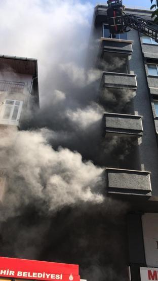 Zeytinburnu'nda tekstil atölyesinde yangın: Mahsur kalanlar kurtarıldı