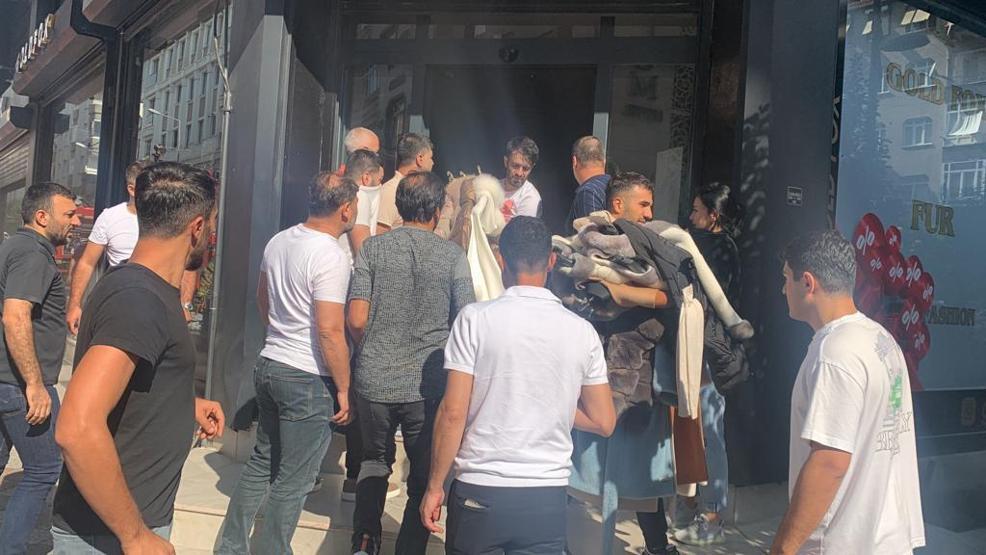 Zeytinburnu'nda tekstil atölyesinde yangın: Mahsur kalanlar kurtarıldı