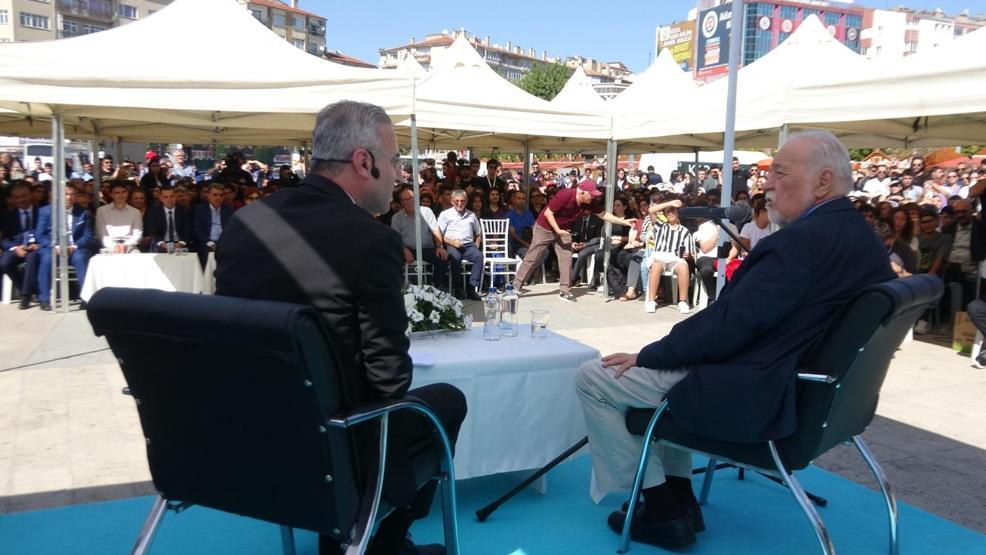 İlber Ortaylı mikrofonu bozulunca sinirlendi: Lafım kesiliyor ne dediğimi bilmiyorum