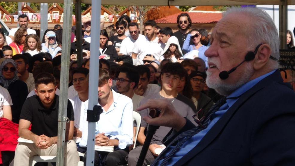 İlber Ortaylı mikrofonu bozulunca sinirlendi: Lafım kesiliyor ne dediğimi bilmiyorum
