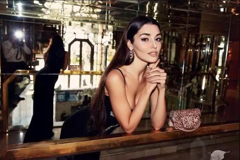 Hande Erçel'den aşk paylaşımı