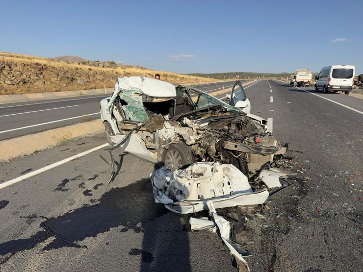 Elazığ’da otomobil kamyonete arkadan çarptı: 1 ölü