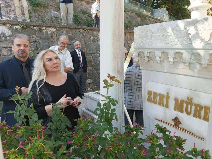 Zeki Müren vefatının 27'nci yıl dönümünde kabri başında anıldı