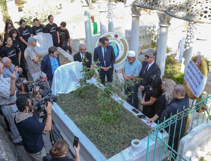 Zeki Müren vefatının 27'nci yıl dönümünde kabri başında anıldı