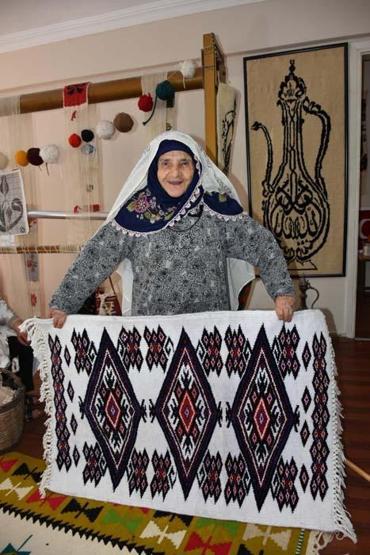 85 yaşında halı dokuma kursunu bitirip, sertifika aldı