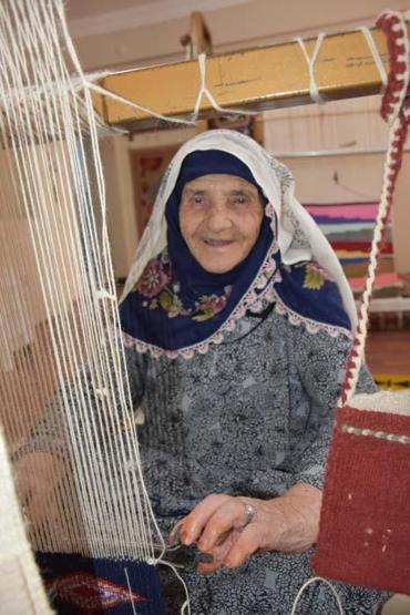 85 yaşında halı dokuma kursunu bitirip, sertifika aldı