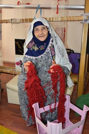 85 yaşında halı dokuma kursunu bitirip, sertifika aldı