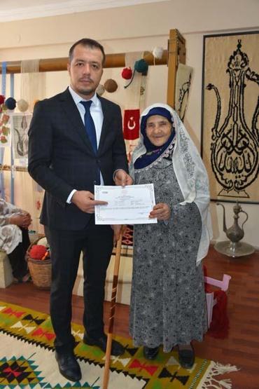 85 yaşında halı dokuma kursunu bitirip, sertifika aldı