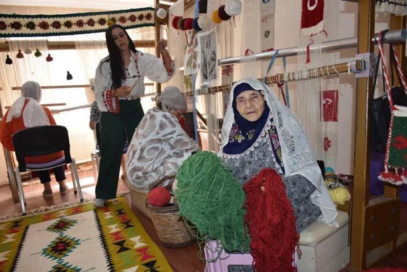 85 yaşında halı dokuma kursunu bitirip, sertifika aldı
