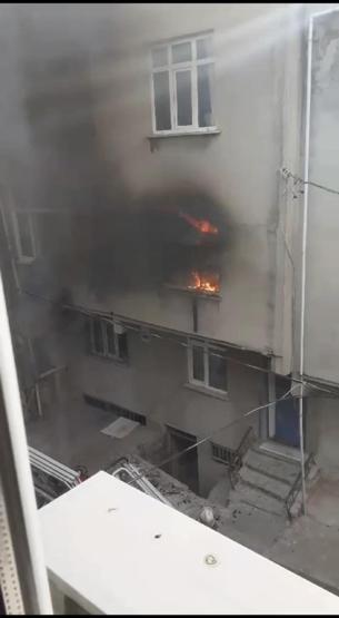 Avcılar'da panik dolu anlar! 3'ü çocuk 8 kişi kurtarıldı