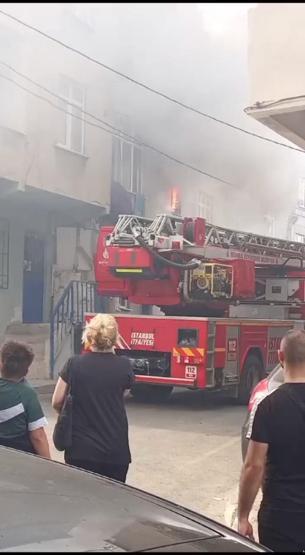 Avcılar'da panik dolu anlar! 3'ü çocuk 8 kişi kurtarıldı