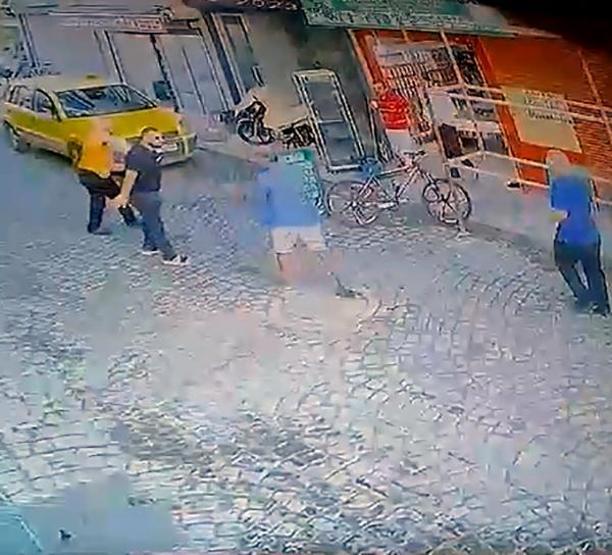 Caddede tartıştığı kişi tarafından bıçaklanıp, öldürüldü
