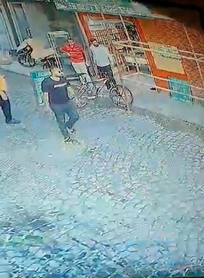 Caddede tartıştığı kişi tarafından bıçaklanıp, öldürüldü