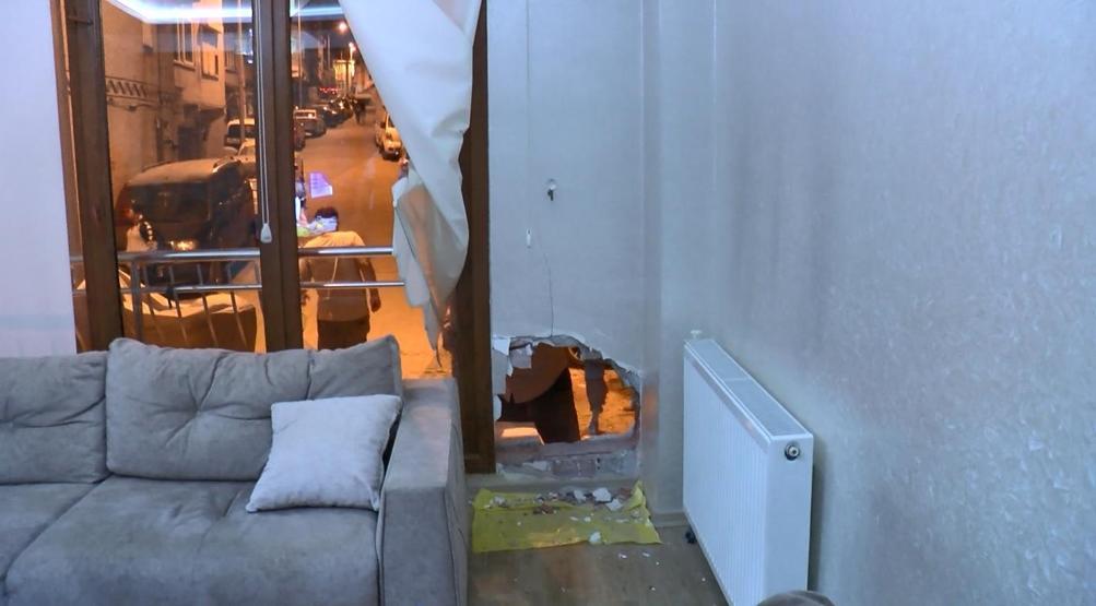 Küçükçekmece'de kaza yapan forklift daireye girdi