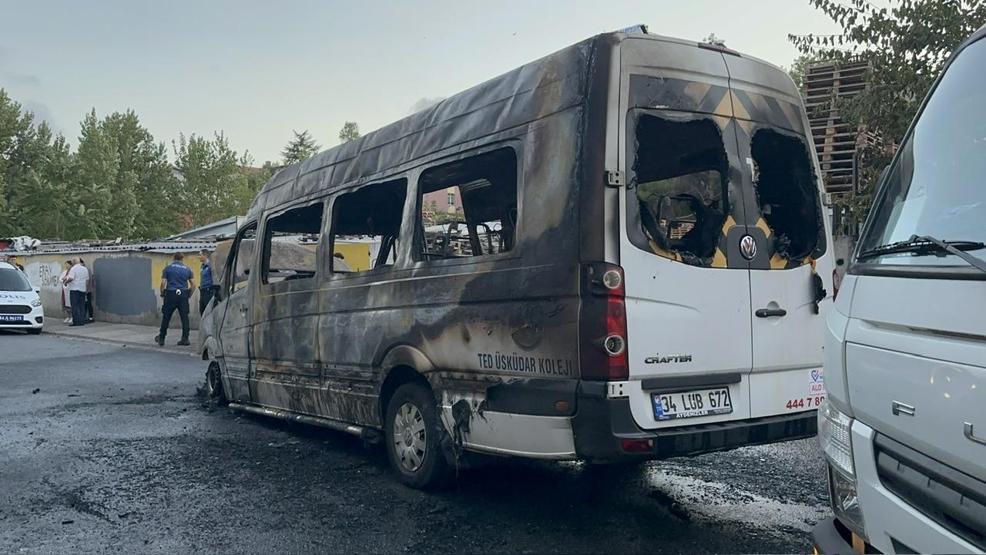 Ümraniye'de servis minibüsü alev alev yandı