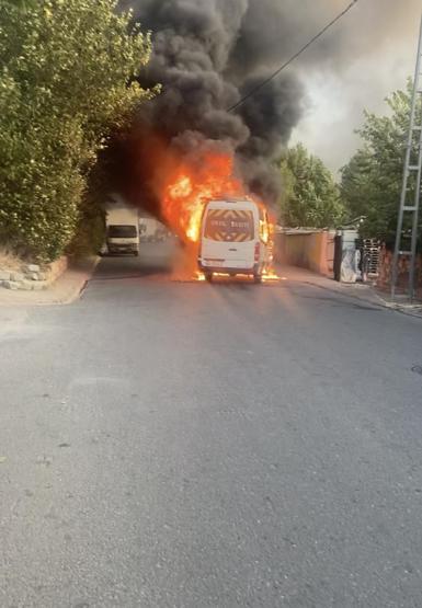 Ümraniye'de servis minibüsü alev alev yandı