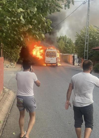 Ümraniye'de servis minibüsü alev alev yandı