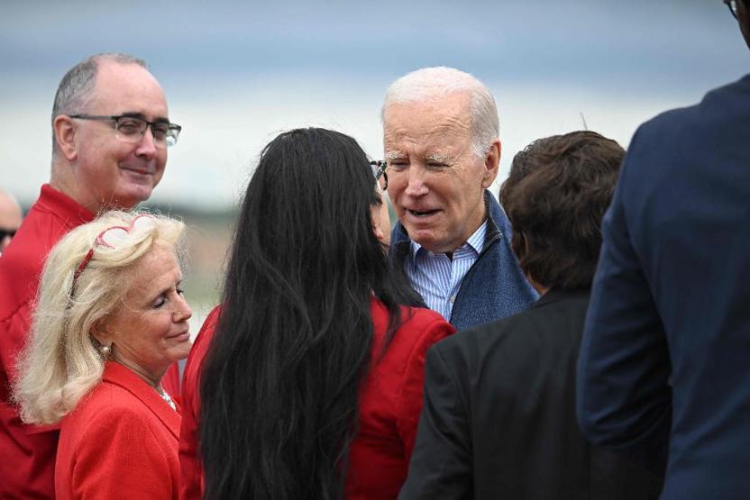 ABD Başkanı Biden, uçaktan indiği sırada az daha düşüyordu