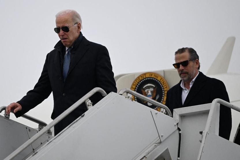 ABD Başkanı Biden, uçaktan indiği sırada az daha düşüyordu