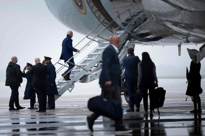 ABD Başkanı Biden, uçaktan indiği sırada az daha düşüyordu