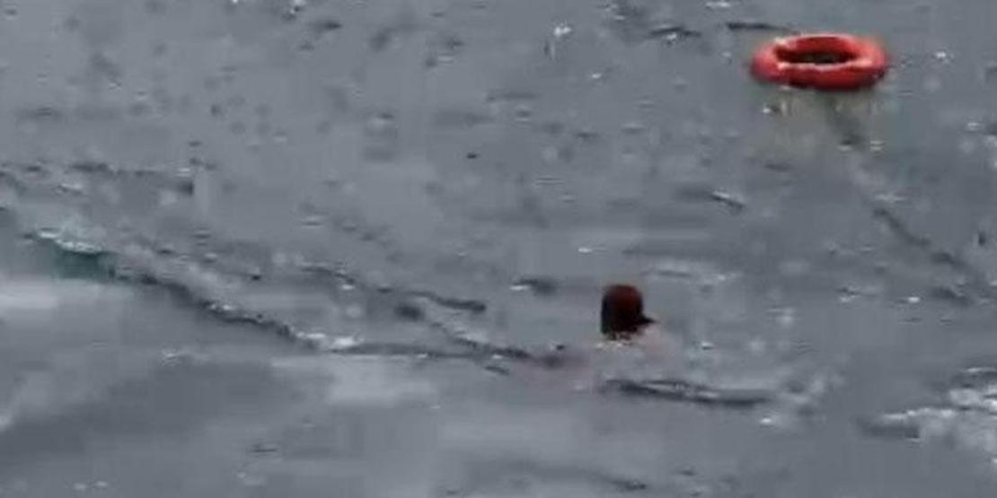 Kadıköy-Eminönü seferini yapan vapurdan düştü, dehşeti yaşadı: Denizin ortasında can pazarı!