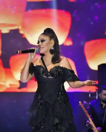 İzel fotoğrafına gelen yorumlara isyan etti: Yüzümdeki çukurların silinmesini istedim!