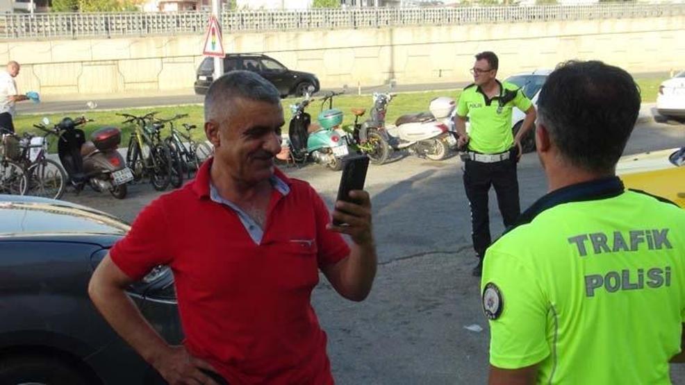 Çaresizce araçtakilere böyle seslendi: Bugün yok, polis beni yakaladı