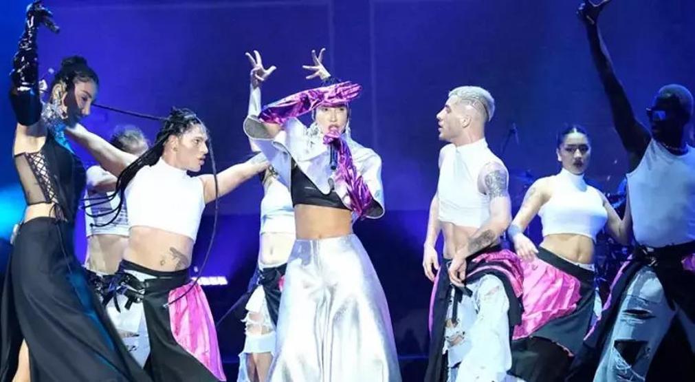Hande Yener neon ışığıyla Boğaz'ı aydınlattı! '20 görünümlü 50 yaşındayım'