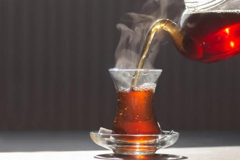 Çayı böyle içenler yandı! Vücudu resmen bitiriyor