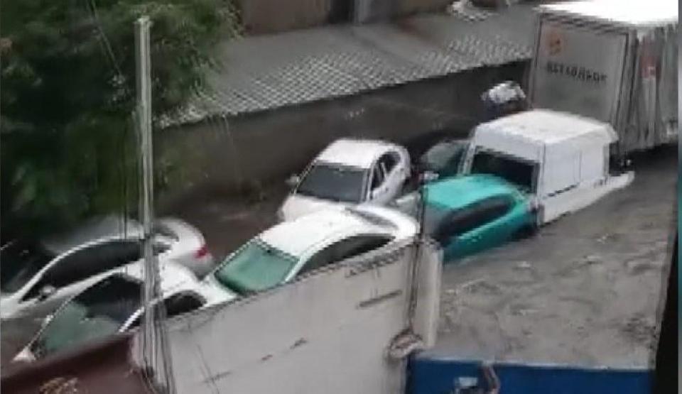 Gaziosmanpaşa'da çok sayıda araç sele kapıldı