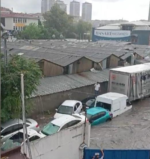 Gaziosmanpaşa'da çok sayıda araç sele kapıldı