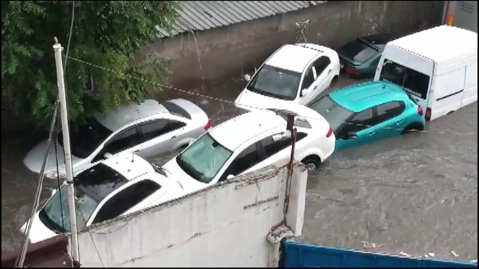 Gaziosmanpaşa'da çok sayıda araç sele kapıldı