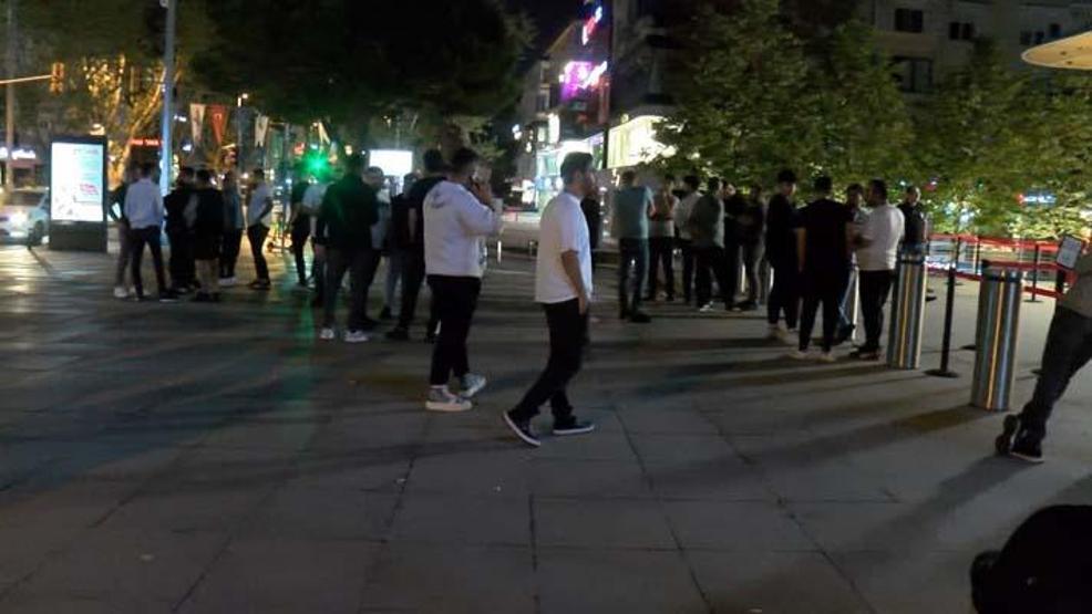 Bu da cep telefonu kuyruğu: Geceden kuyruğa girdiler!