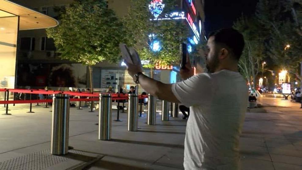 Bu da cep telefonu kuyruğu: Geceden kuyruğa girdiler!