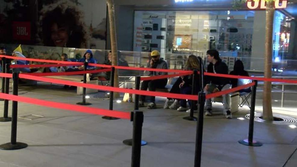 Bu da cep telefonu kuyruğu: Geceden kuyruğa girdiler!