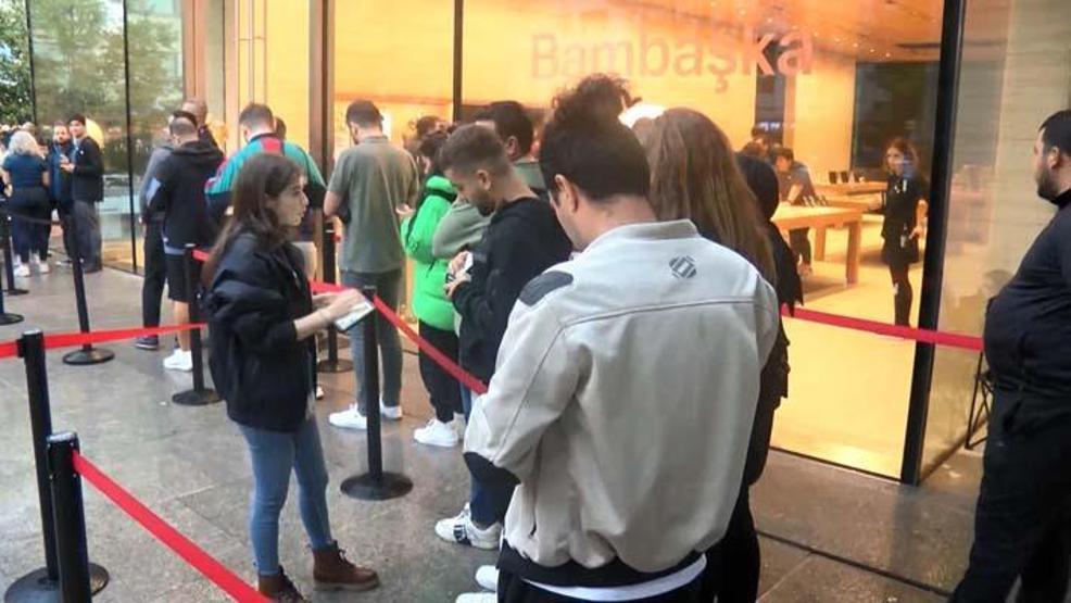 Bu da cep telefonu kuyruğu: Geceden kuyruğa girdiler!
