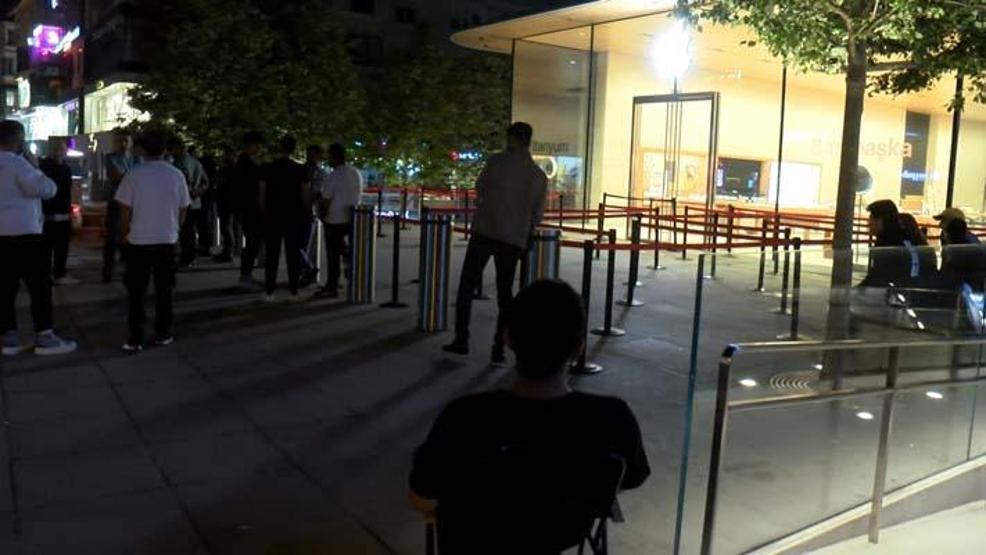 Bu da cep telefonu kuyruğu: Geceden kuyruğa girdiler!