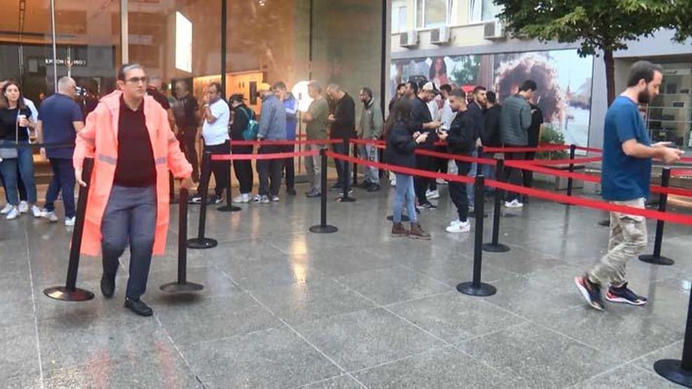 Bu da cep telefonu kuyruğu: Geceden kuyruğa girdiler!