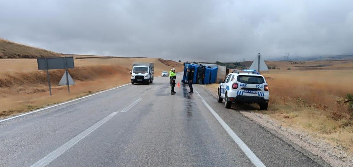 Rusya’ya mobilya taşıyan tır Amasya’da kaza yaptı: 1 yaralı