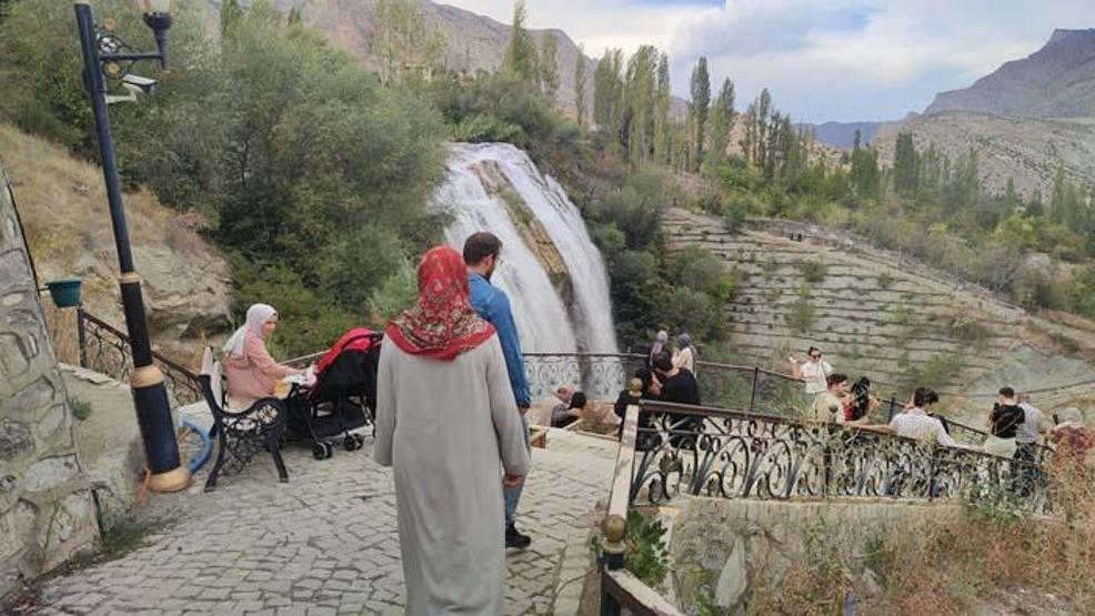 Tortum Şelalesi'nde sonbahar manzarası